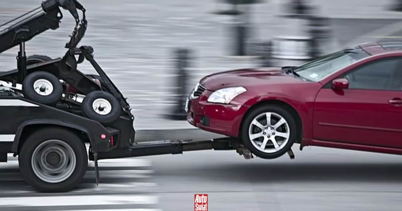 Holowanie na autostradzie: Kiedy legalne? Jak uniknąć mandatu?