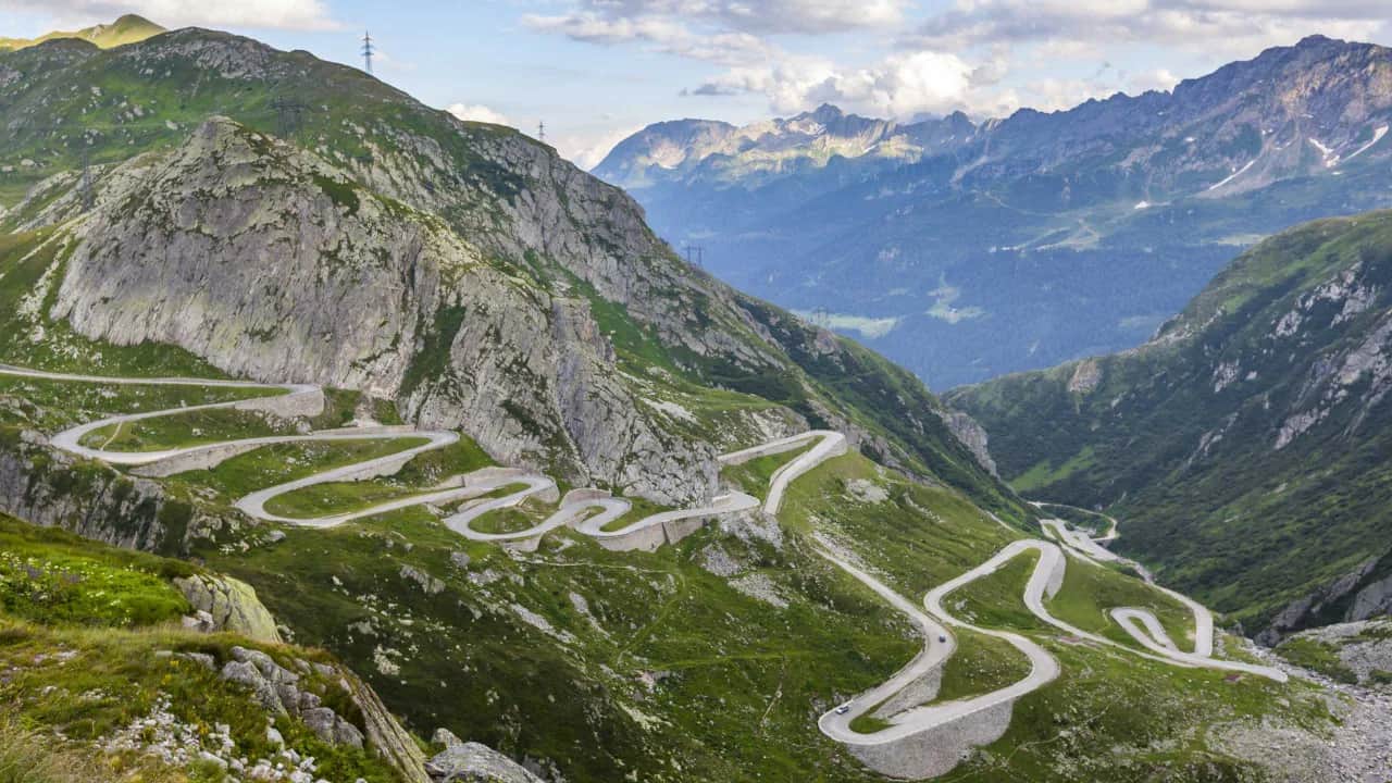 Alpy motocyklem: Trasy, koszty, przygotowania. Planuj bez błędów!