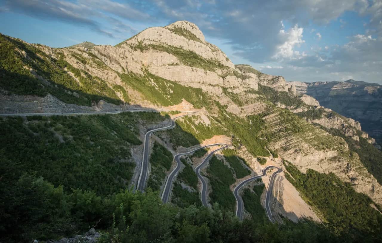 Albania motocyklem: TOP 5 tras, porady i koniec mitów o drogach!