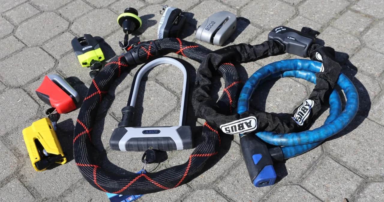 Spokój na drodze: Blokada motocyklowa z alarmem którą wybrać?