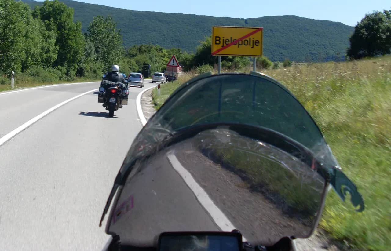 Deflektor motocyklowy: Jak dobrać, by jazda była czystą przyjemnością?