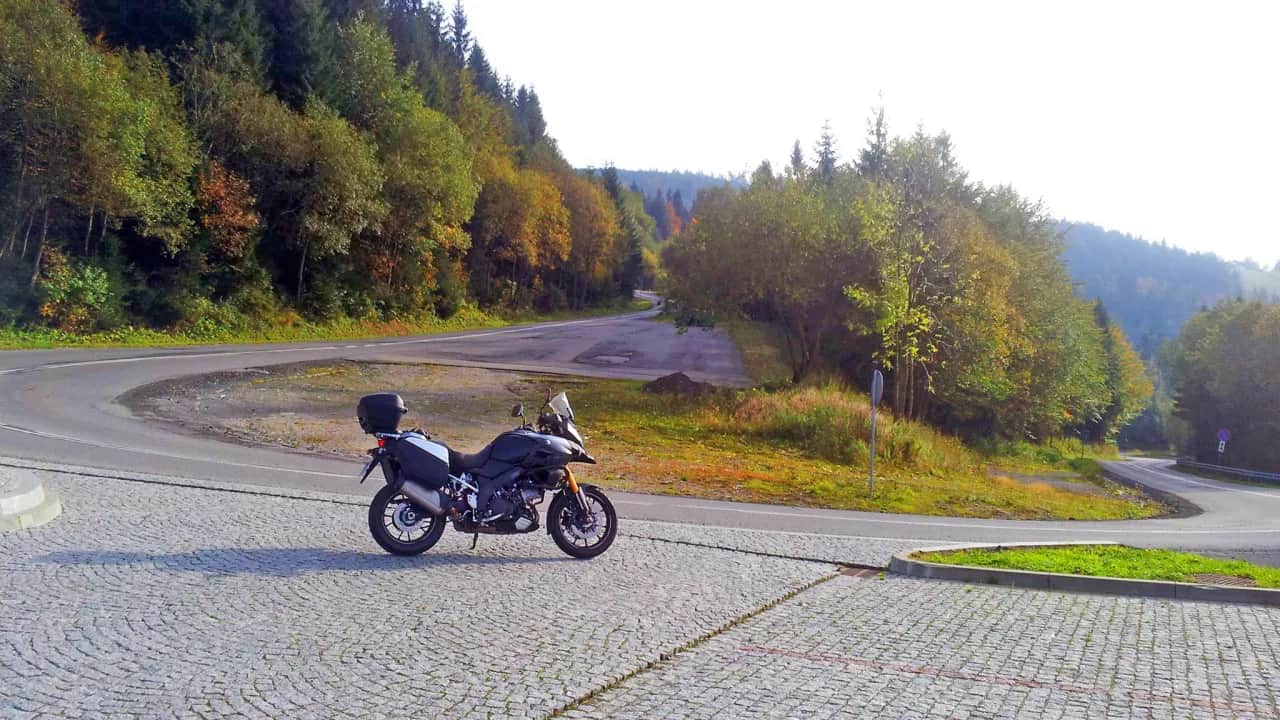 Fajne trasy motocyklowe w Polsce: Gdzie szukać zakrętów i widoków?